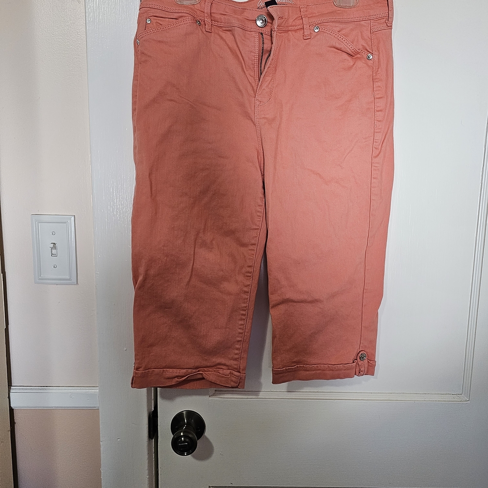 Gloria Vanderbilt Coral Capris